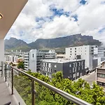Luxury City-Center Apt With Balcony, Aircon & View