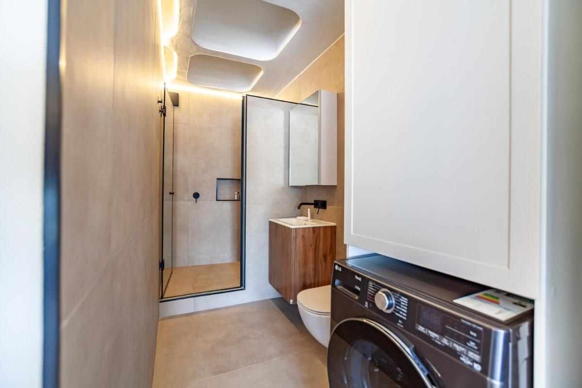 Luxury City-center With Balcony, Aircon & View Apartment *