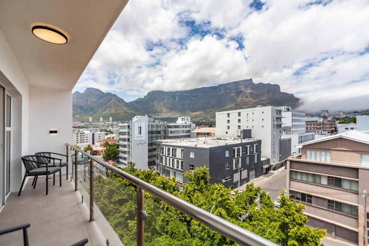 Luxury City-center With Balcony, Aircon & View Apartment